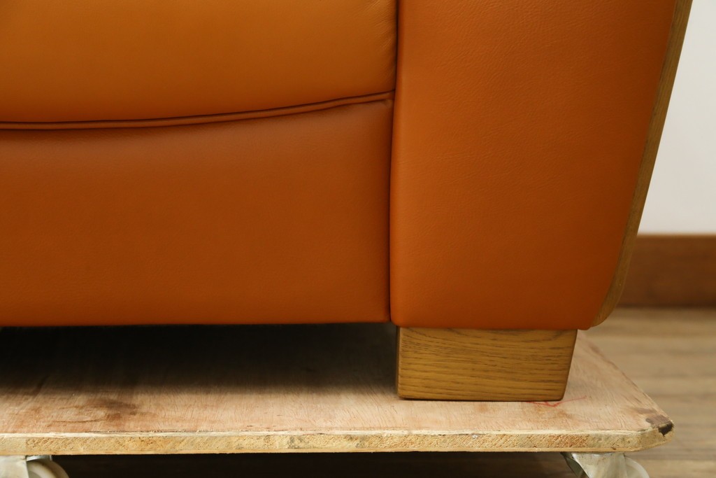中古　カリモク家具(karimoku)　Chitano(チターノ)　レザー(本革)　やわらかな丸みが魅力の3人掛けソファ　定価約35万円　(R-087542)