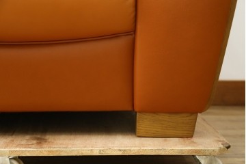 中古　カリモク家具(karimoku)　Chitano(チターノ)　レザー(本革)　やわらかな丸みが魅力の3人掛けソファ　定価約35万円　(R-087542)