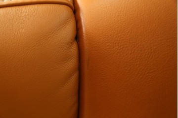 中古　カリモク家具(karimoku)　Chitano(チターノ)　レザー(本革)　やわらかな丸みが魅力の3人掛けソファ　定価約35万円　(R-087542)