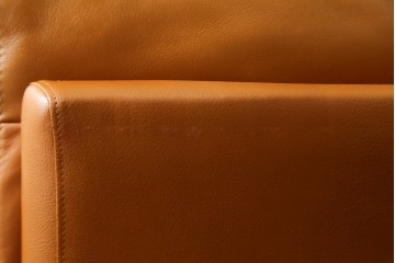 中古　カリモク家具(karimoku)　Chitano(チターノ)　レザー(本革)　やわらかな丸みが魅力の3人掛けソファ　定価約35万円　(R-087542)