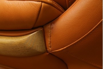 中古　カリモク家具(karimoku)　Chitano(チターノ)　レザー(本革)　やわらかな丸みが魅力の3人掛けソファ　定価約35万円　(R-087542)