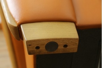 中古　カリモク家具(karimoku)　Chitano(チターノ)　レザー(本革)　やわらかな丸みが魅力の3人掛けソファ　定価約35万円　(R-087542)