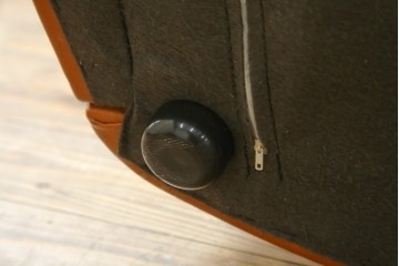 中古　カリモク家具(karimoku)　Chitano(チターノ)　レザー(本革)　やわらかな丸みが魅力の3人掛けソファ　定価約35万円　(R-087542)