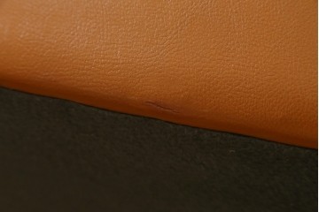 中古　カリモク家具(karimoku)　Chitano(チターノ)　レザー(本革)　やわらかな丸みが魅力の3人掛けソファ　定価約35万円　(R-087542)