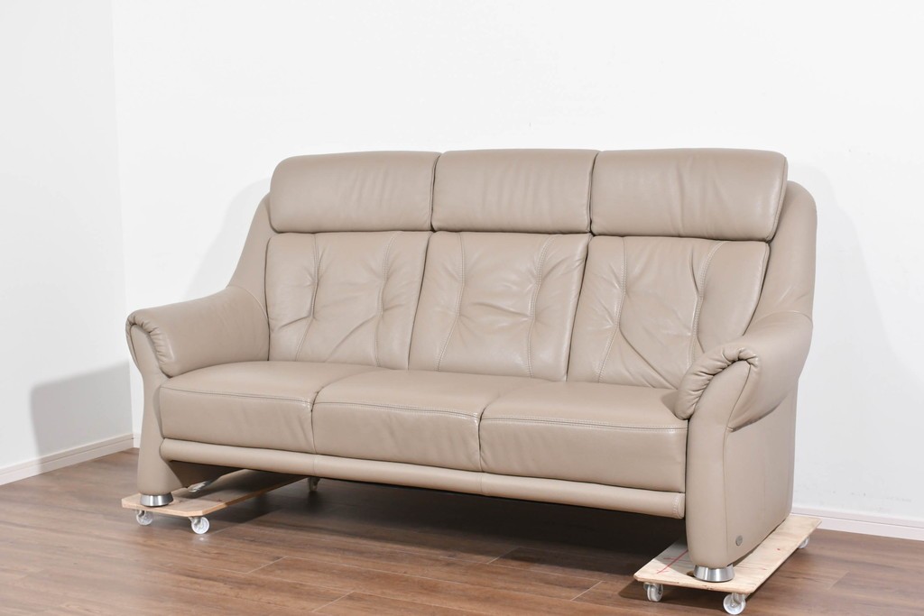 新古　展示品　美品　ドイツ高級ブランド　himolla(ヒモラ)　フーゴ　本革(レザー)　ハイバック形状の三人掛けソファ　定価約60万円　(R-087543)