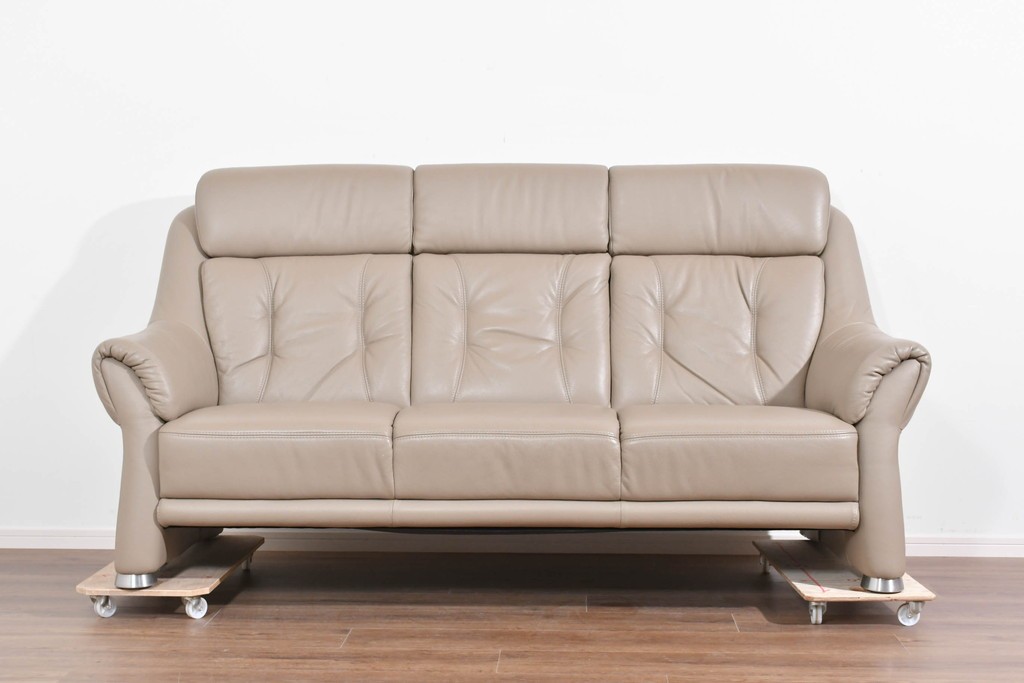 新古　展示品　美品　ドイツ高級ブランド　himolla(ヒモラ)　フーゴ　本革(レザー)　ハイバック形状の三人掛けソファ　定価約60万円　(R-087543)