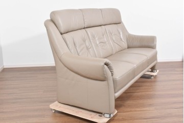 新古　展示品　美品　ドイツ高級ブランド　himolla(ヒモラ)　フーゴ　本革(レザー)　ハイバック形状の三人掛けソファ　定価約60万円　(R-087543)