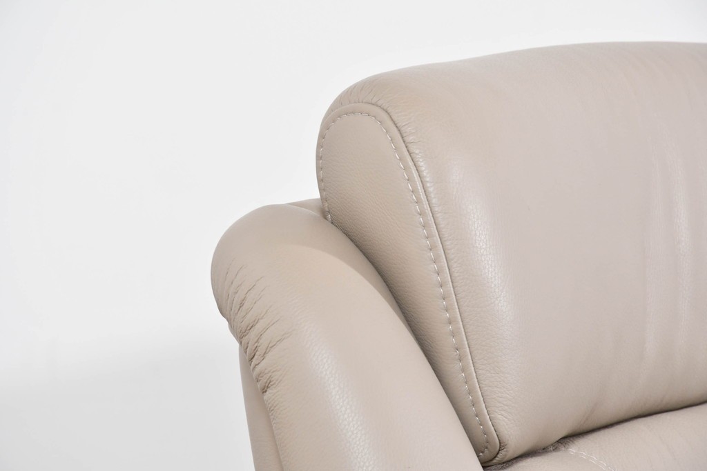 新古　展示品　美品　ドイツ高級ブランド　himolla(ヒモラ)　フーゴ　本革(レザー)　ハイバック形状の三人掛けソファ　定価約60万円　(R-087543)