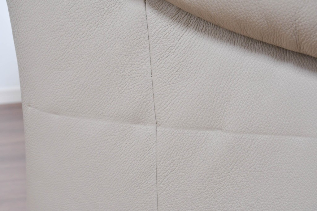 新古　展示品　美品　ドイツ高級ブランド　himolla(ヒモラ)　フーゴ　本革(レザー)　ハイバック形状の三人掛けソファ　定価約60万円　(R-087543)