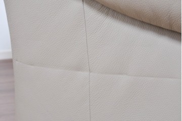 新古　展示品　美品　ドイツ高級ブランド　himolla(ヒモラ)　フーゴ　本革(レザー)　ハイバック形状の三人掛けソファ　定価約60万円　(R-087543)