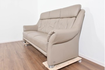 新古　展示品　美品　ドイツ高級ブランド　himolla(ヒモラ)　フーゴ　本革(レザー)　ハイバック形状の三人掛けソファ　定価約60万円　(R-087543)