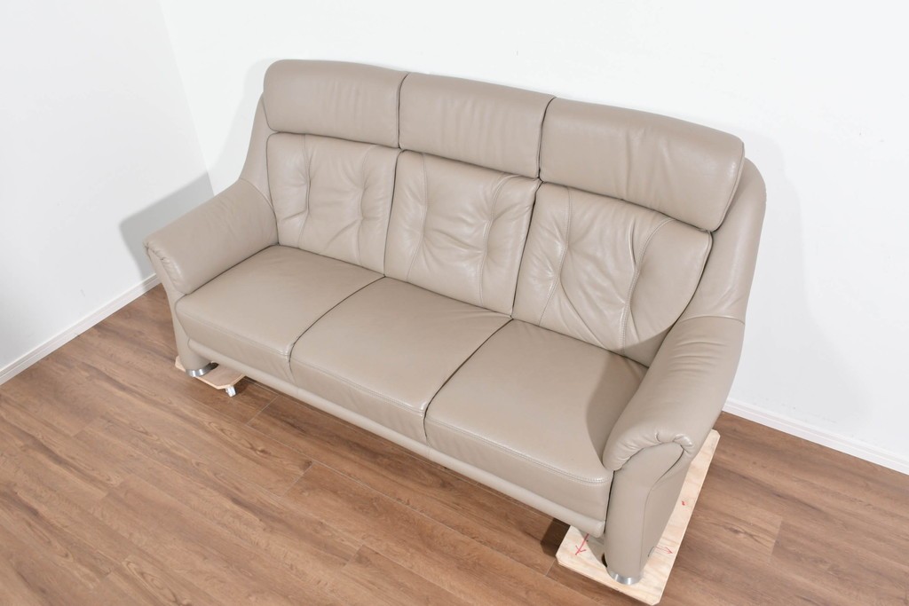 新古　展示品　美品　ドイツ高級ブランド　himolla(ヒモラ)　フーゴ　本革(レザー)　ハイバック形状の三人掛けソファ　定価約60万円　(R-087543)