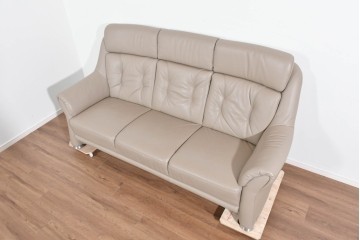 新古　展示品　美品　ドイツ高級ブランド　himolla(ヒモラ)　フーゴ　本革(レザー)　ハイバック形状の三人掛けソファ　定価約60万円　(R-087543)