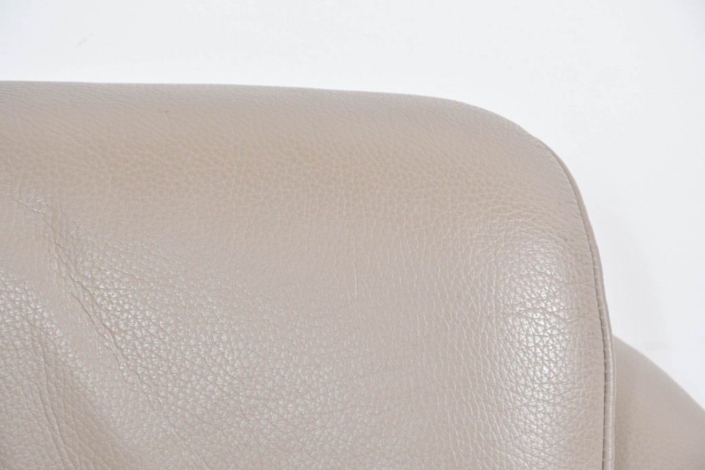 新古　展示品　美品　ドイツ高級ブランド　himolla(ヒモラ)　フーゴ　本革(レザー)　ハイバック形状の三人掛けソファ　定価約60万円　(R-087543)