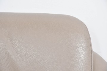 新古　展示品　美品　ドイツ高級ブランド　himolla(ヒモラ)　フーゴ　本革(レザー)　ハイバック形状の三人掛けソファ　定価約60万円　(R-087543)