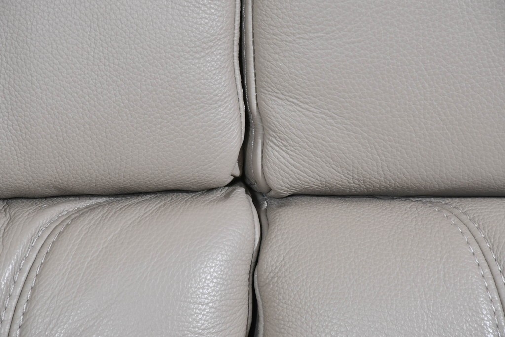 新古　展示品　美品　ドイツ高級ブランド　himolla(ヒモラ)　フーゴ　本革(レザー)　ハイバック形状の三人掛けソファ　定価約60万円　(R-087543)