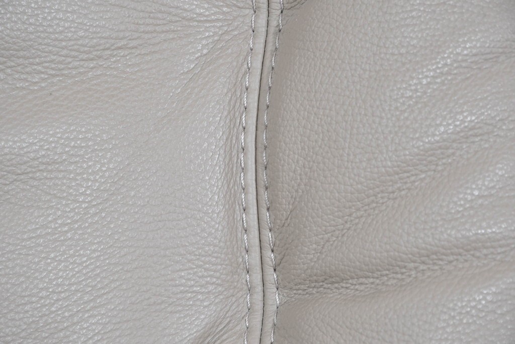 新古　展示品　美品　ドイツ高級ブランド　himolla(ヒモラ)　フーゴ　本革(レザー)　ハイバック形状の三人掛けソファ　定価約60万円　(R-087543)