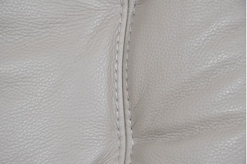 新古　展示品　美品　ドイツ高級ブランド　himolla(ヒモラ)　フーゴ　本革(レザー)　ハイバック形状の三人掛けソファ　定価約60万円　(R-087543)