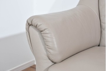 新古　展示品　美品　ドイツ高級ブランド　himolla(ヒモラ)　フーゴ　本革(レザー)　ハイバック形状の三人掛けソファ　定価約60万円　(R-087543)