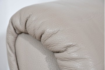 新古　展示品　美品　ドイツ高級ブランド　himolla(ヒモラ)　フーゴ　本革(レザー)　ハイバック形状の三人掛けソファ　定価約60万円　(R-087543)