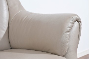 新古　展示品　美品　ドイツ高級ブランド　himolla(ヒモラ)　フーゴ　本革(レザー)　ハイバック形状の三人掛けソファ　定価約60万円　(R-087543)