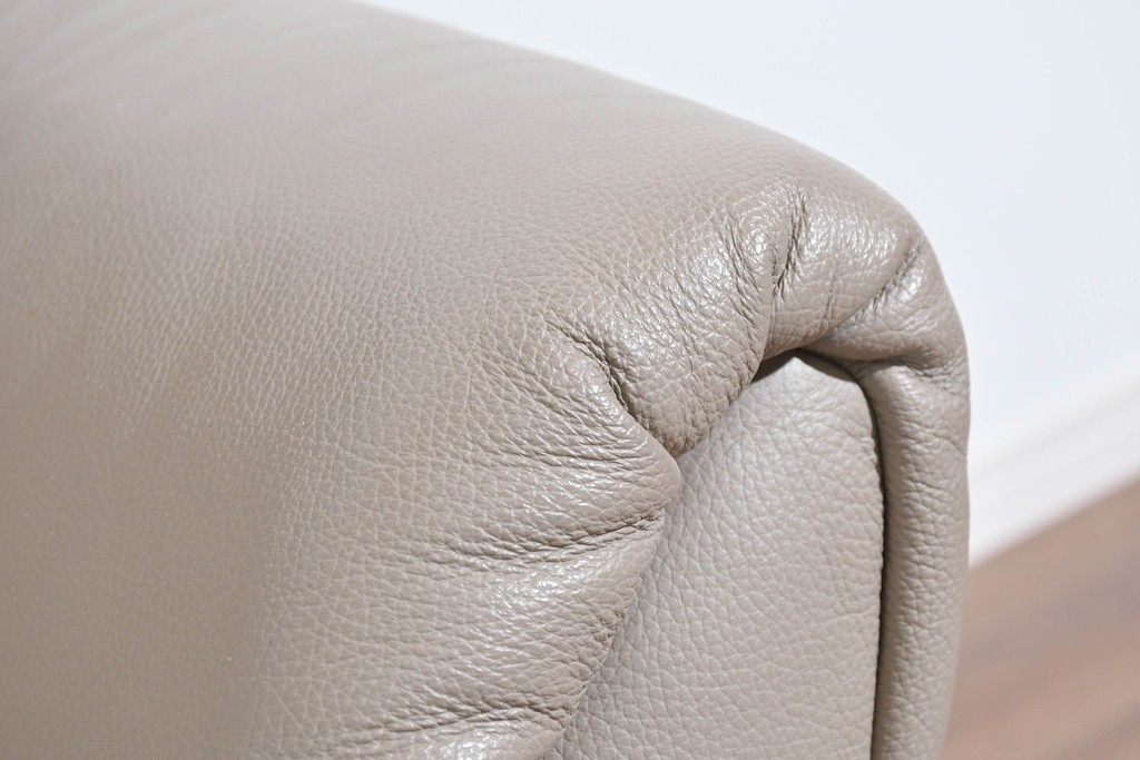 新古　展示品　美品　ドイツ高級ブランド　himolla(ヒモラ)　フーゴ　本革(レザー)　ハイバック形状の三人掛けソファ　定価約60万円　(R-087543)