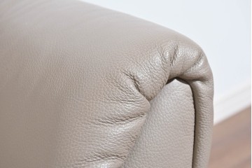 新古　展示品　美品　ドイツ高級ブランド　himolla(ヒモラ)　フーゴ　本革(レザー)　ハイバック形状の三人掛けソファ　定価約60万円　(R-087543)