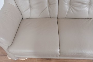 新古　展示品　美品　ドイツ高級ブランド　himolla(ヒモラ)　フーゴ　本革(レザー)　ハイバック形状の三人掛けソファ　定価約60万円　(R-087543)