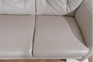 新古　展示品　美品　ドイツ高級ブランド　himolla(ヒモラ)　フーゴ　本革(レザー)　ハイバック形状の三人掛けソファ　定価約60万円　(R-087543)