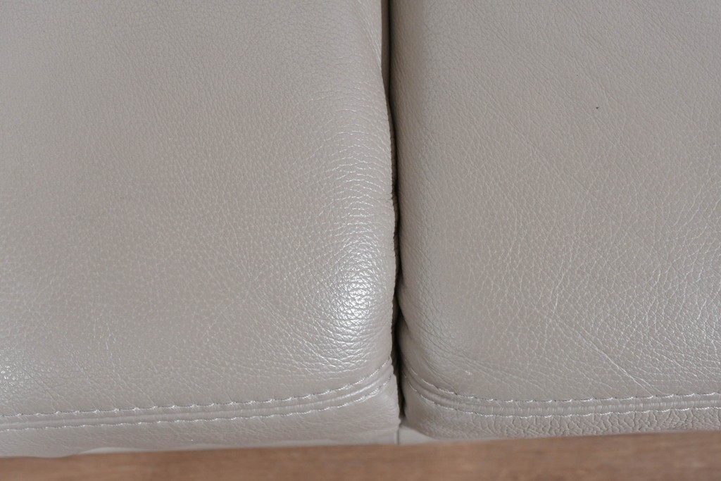 新古　展示品　美品　ドイツ高級ブランド　himolla(ヒモラ)　フーゴ　本革(レザー)　ハイバック形状の三人掛けソファ　定価約60万円　(R-087543)