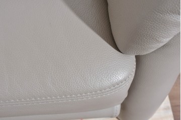 新古　展示品　美品　ドイツ高級ブランド　himolla(ヒモラ)　フーゴ　本革(レザー)　ハイバック形状の三人掛けソファ　定価約60万円　(R-087543)