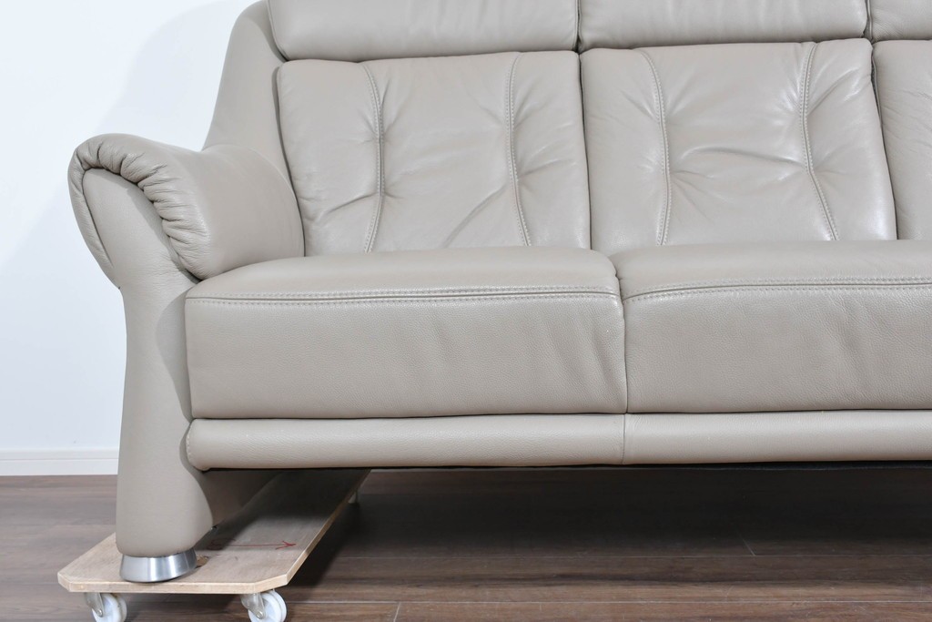 新古　展示品　美品　ドイツ高級ブランド　himolla(ヒモラ)　フーゴ　本革(レザー)　ハイバック形状の三人掛けソファ　定価約60万円　(R-087543)