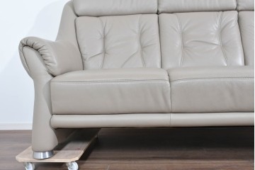 新古　展示品　美品　ドイツ高級ブランド　himolla(ヒモラ)　フーゴ　本革(レザー)　ハイバック形状の三人掛けソファ　定価約60万円　(R-087543)