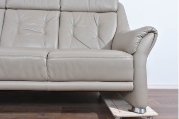 新古　展示品　美品　ドイツ高級ブランド　himolla(ヒモラ)　フーゴ　本革(レザー)　ハイバック形状の三人掛けソファ　定価約60万円　(R-087543)