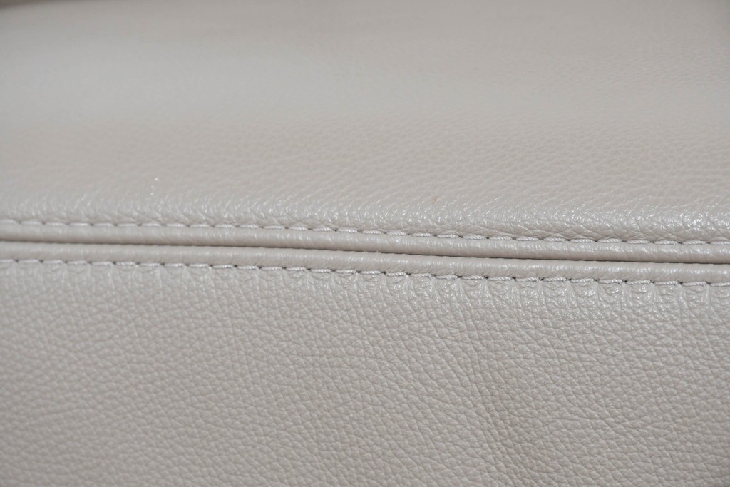 新古　展示品　美品　ドイツ高級ブランド　himolla(ヒモラ)　フーゴ　本革(レザー)　ハイバック形状の三人掛けソファ　定価約60万円　(R-087543)