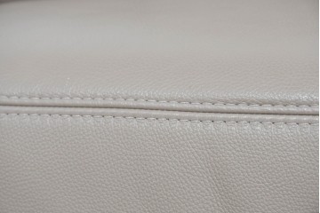 新古　展示品　美品　ドイツ高級ブランド　himolla(ヒモラ)　フーゴ　本革(レザー)　ハイバック形状の三人掛けソファ　定価約60万円　(R-087543)