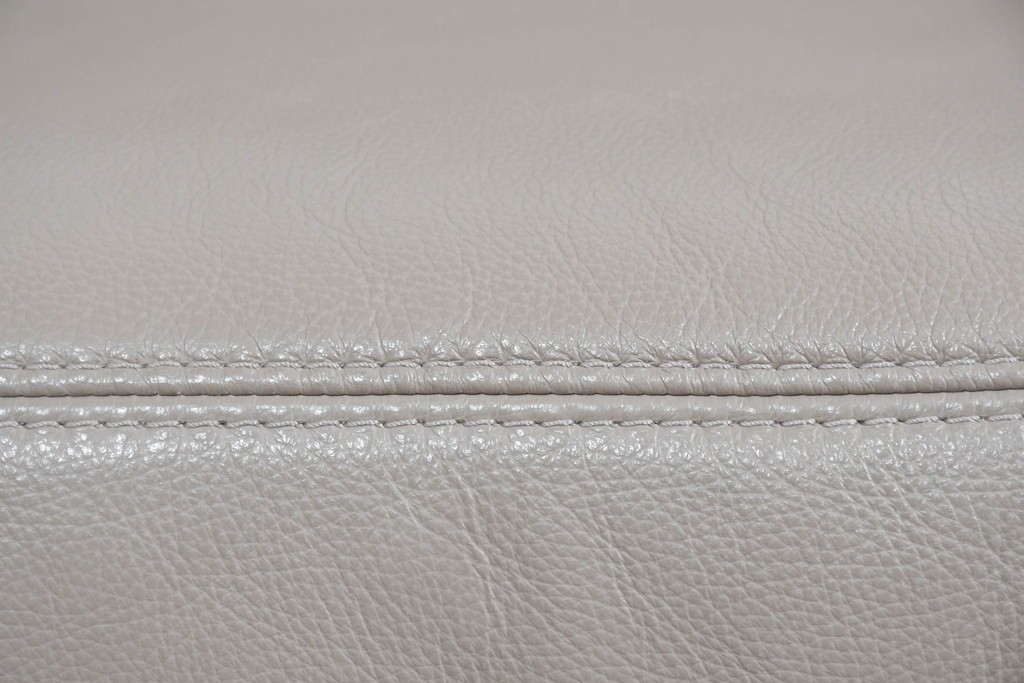 新古　展示品　美品　ドイツ高級ブランド　himolla(ヒモラ)　フーゴ　本革(レザー)　ハイバック形状の三人掛けソファ　定価約60万円　(R-087543)