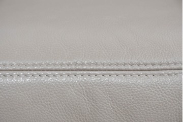 新古　展示品　美品　ドイツ高級ブランド　himolla(ヒモラ)　フーゴ　本革(レザー)　ハイバック形状の三人掛けソファ　定価約60万円　(R-087543)