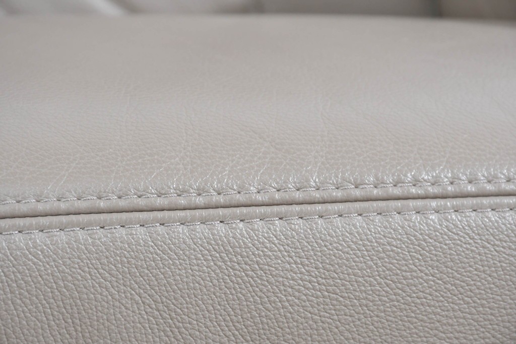 新古　展示品　美品　ドイツ高級ブランド　himolla(ヒモラ)　フーゴ　本革(レザー)　ハイバック形状の三人掛けソファ　定価約60万円　(R-087543)