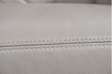 新古　展示品　美品　ドイツ高級ブランド　himolla(ヒモラ)　フーゴ　本革(レザー)　ハイバック形状の三人掛けソファ　定価約60万円　(R-087543)