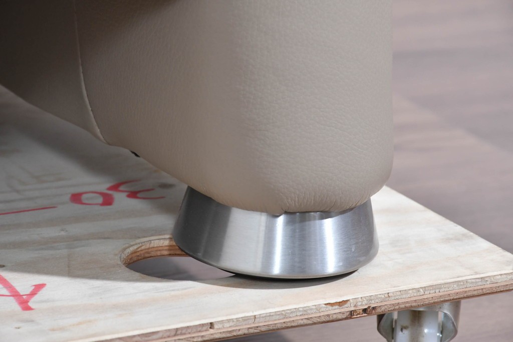 新古　展示品　美品　ドイツ高級ブランド　himolla(ヒモラ)　フーゴ　本革(レザー)　ハイバック形状の三人掛けソファ　定価約60万円　(R-087543)