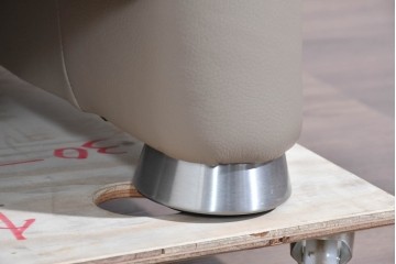 新古　展示品　美品　ドイツ高級ブランド　himolla(ヒモラ)　フーゴ　本革(レザー)　ハイバック形状の三人掛けソファ　定価約60万円　(R-087543)