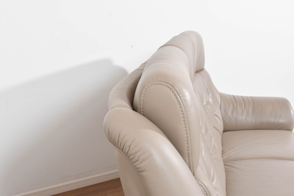 新古　展示品　美品　ドイツ高級ブランド　himolla(ヒモラ)　フーゴ　本革(レザー)　ハイバック形状の三人掛けソファ　定価約60万円　(R-087543)