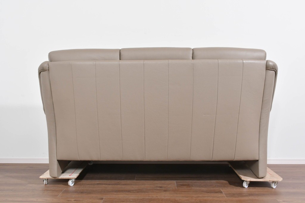 新古　展示品　美品　ドイツ高級ブランド　himolla(ヒモラ)　フーゴ　本革(レザー)　ハイバック形状の三人掛けソファ　定価約60万円　(R-087543)