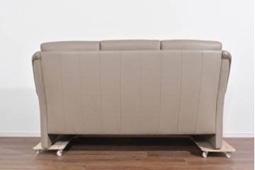 新古　展示品　美品　ドイツ高級ブランド　himolla(ヒモラ)　フーゴ　本革(レザー)　ハイバック形状の三人掛けソファ　定価約60万円　(R-087543)