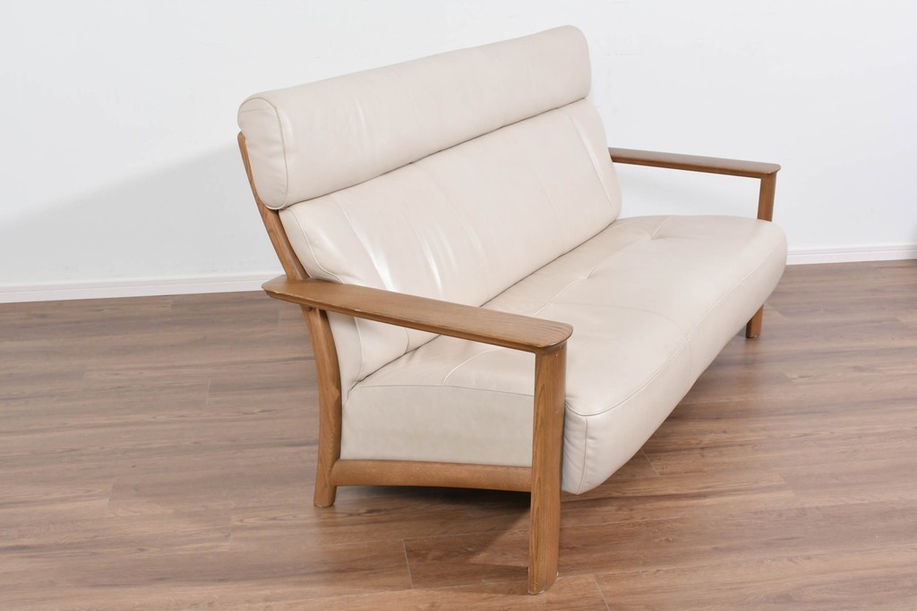 中古　カリモク家具(karimoku)　オーク材　本革(レザー)　ナチュラルモダンな3人掛けソファ　定価約28万円　(R-087544)