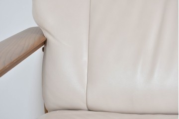 中古　カリモク家具(karimoku)　オーク材　本革(レザー)　ナチュラルモダンな3人掛けソファ　定価約28万円　(R-087544)