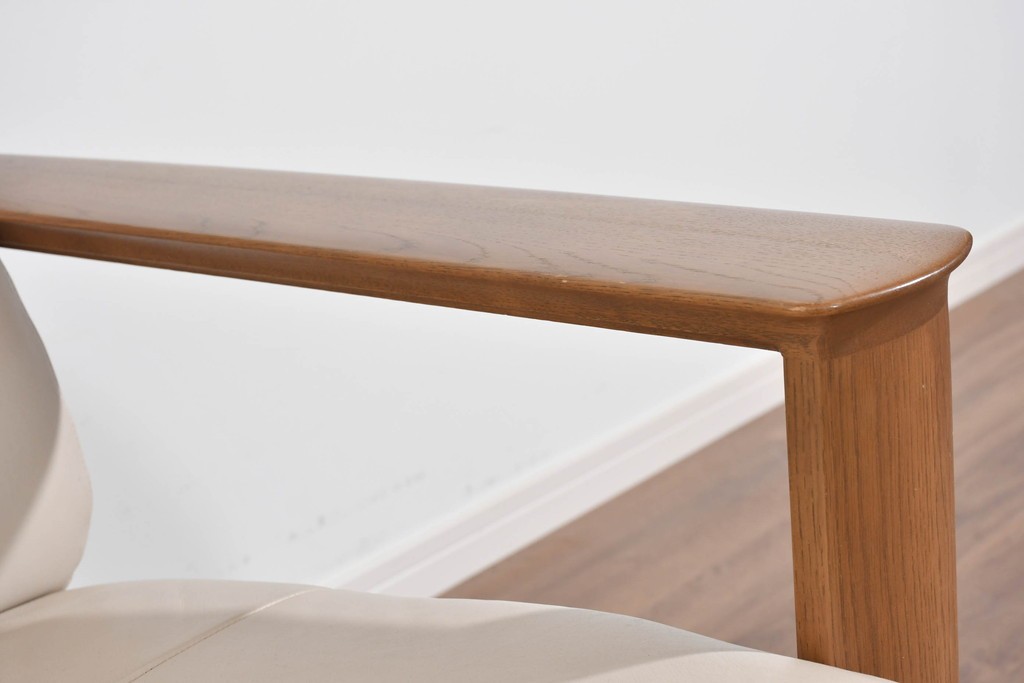 中古　カリモク家具(karimoku)　オーク材　本革(レザー)　ナチュラルモダンな3人掛けソファ　定価約28万円　(R-087544)