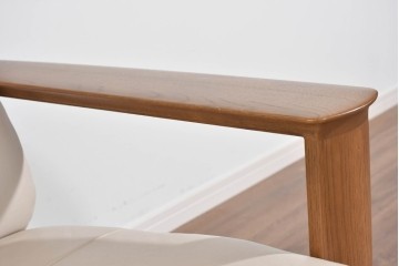 中古　カリモク家具(karimoku)　オーク材　本革(レザー)　ナチュラルモダンな3人掛けソファ　定価約28万円　(R-087544)