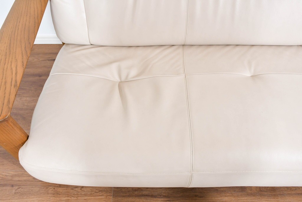 中古　カリモク家具(karimoku)　オーク材　本革(レザー)　ナチュラルモダンな3人掛けソファ　定価約28万円　(R-087544)